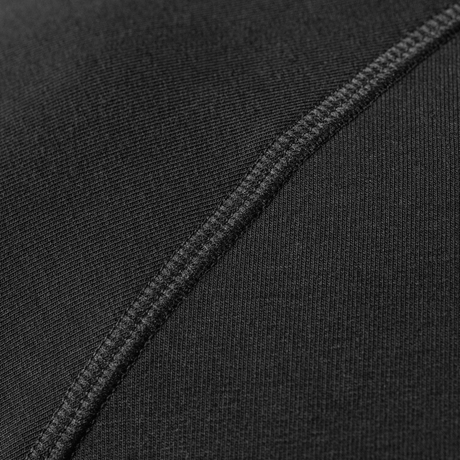 Nærbillede af sort M-Tac Raglan Athlete sweatshirt med raglanærme for bevægelsesfrihed, lavet af 95% bomuld og 5% elastan.