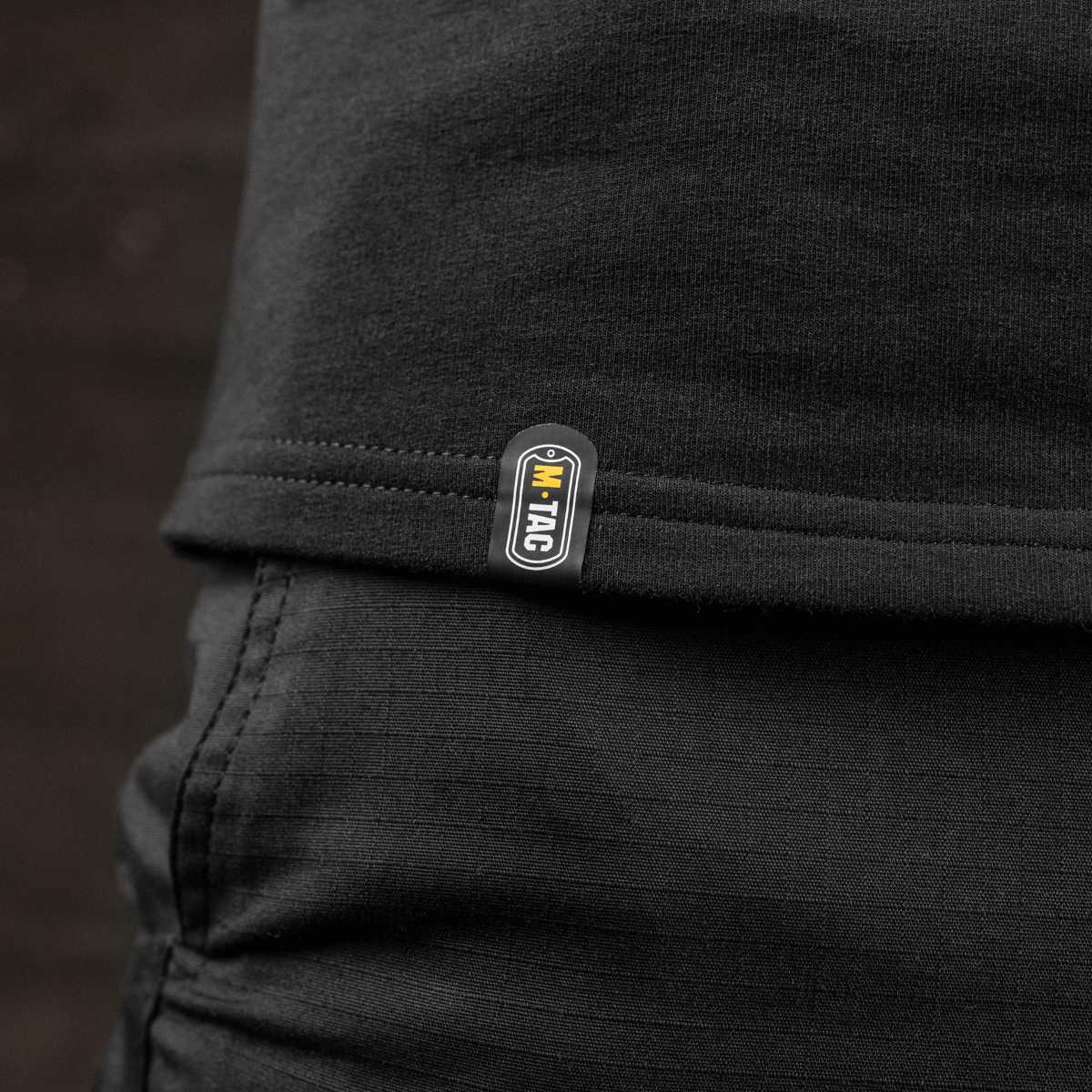 M-Tac Raglan Athlete sweatshirt i sort, viser minimalistisk design og logo detalje.