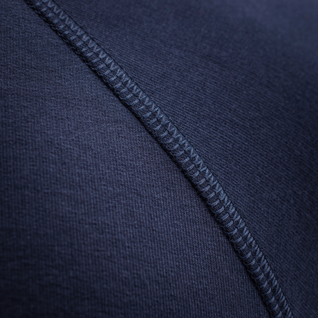 Detalje af M-Tac Raglan Athlete med raglanærme og søm i fokus, lavet af bomuld og elastan, til sport og hverdag.