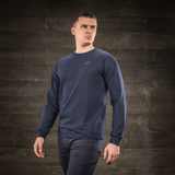 M-Tac Raglan Athlete sweatshirt i minimalistisk design med raglanærmer, set på model mod en rustik baggrund.