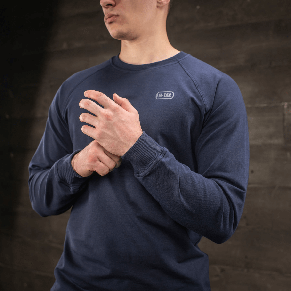 M-Tac Raglan Athlete sweatshirt med rund hals og raglanærmer, i marineblå, perfekt til sport og hverdag, set forfra.