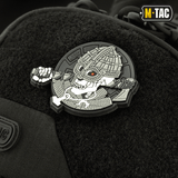 Nærbillede af M-Tac Buckler Taske Elite med taktisk patchesystem og sort design til sikker opbevaring af udstyr.