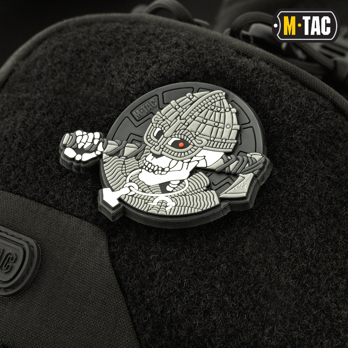 Nærbillede af M-Tac Buckler Taske Elite med taktisk patchesystem og sort design til sikker opbevaring af udstyr.