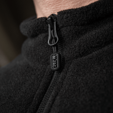 M-Tac Nord Polartec Fleecejakke lynlås og krave i nærbillede, viser detaljerne i det varme og stilfulde fleecejakke design.