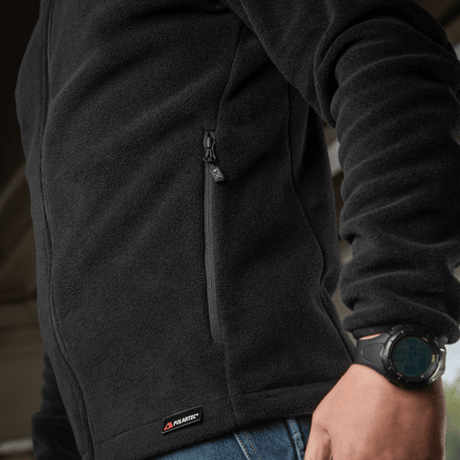 M-Tac Nord Polartec Fleecejakke i sort farve, viser fleece-materialets kvalitet og jakke-design med lynlåsdetalje, perfekt til sport og hverdag.
