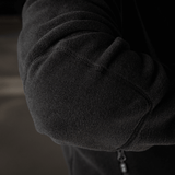 Detaljebillede af M-Tac Nord Polartec Fleecejakke, viser fleecekvalitet og syningsdetaljer for stil og funktionalitet.