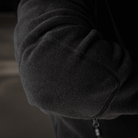 Detaljebillede af M-Tac Nord Polartec Fleecejakke, viser fleecekvalitet og syningsdetaljer for stil og funktionalitet.