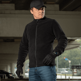 Mand iført M-Tac Nord Polartec Fleecejakke under bro, vejrbestandig jakke til arbejde eller sportsaktiviteter, holder dig varm og tør.