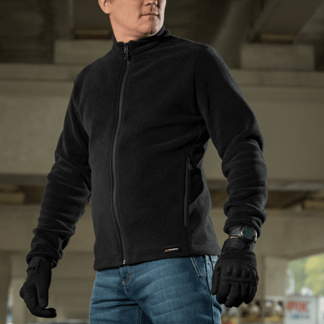 Mand iført M-Tac Nord Polartec Fleecejakke under bro, viser stil og funktionalitet.