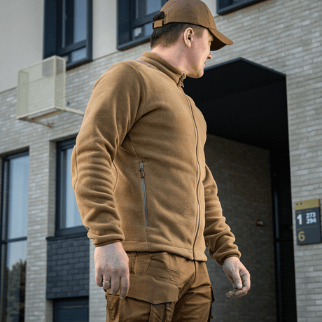 Mand iført M-Tac Nord Polartec Fleecejakke i urban miljø, viser jakken i brun farve til hverdag og sport, fremragende varmeisolering.