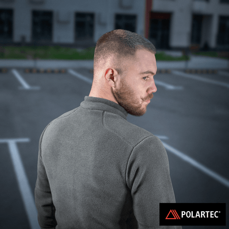 Mand iført M-Tac Nord Polartec Fleecejakke, viser ryggen for at fremhæve kvalitet og design, lavet af premium Polartec® 200 Series fleece.