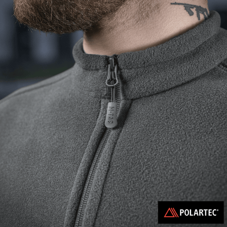 M-Tac Nord Polartec Fleecejakke i premium Polartec® 200 Series fleece, der viser detaljeret lynlås og materialekvalitet.