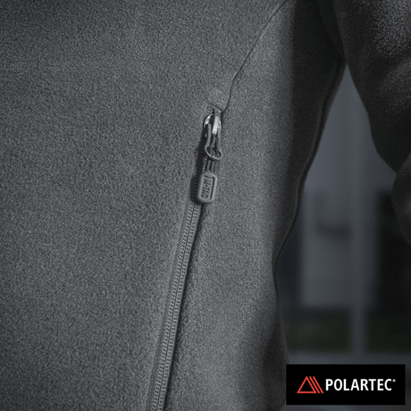 M-Tac Nord Polartec Fleecejakke med tæt på lynlås detalje og Polartec® logo, fremstillet af premium varmeisolerende materiale.