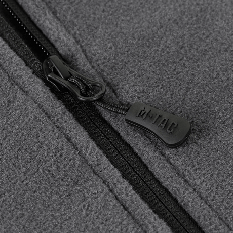 Lynlåsdetalje på M-Tac Nord Polartec Fleecejakke fremstillet af Polartec® 200 Series fleece, med fokus på funktionalitet og stil.