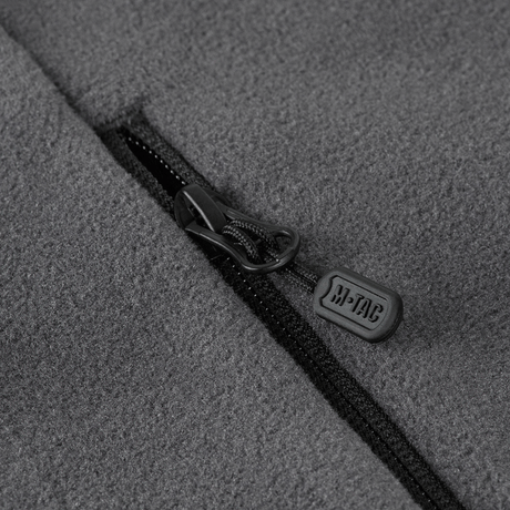 Nærbillede af lynlåsdetalje på M-Tac Nord Polartec Fleecejakke, fremstillet af premium Polartec® 200 Series fleece.