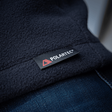 M-Tac Nord Polartec Fleecejakke med Polartec® 200 Series fleece label, nærbillede af stoffet og mærket for premium kvalitet.