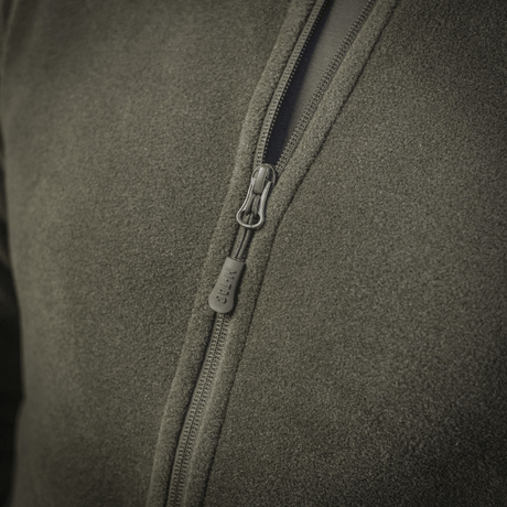 Detaljer af lynlåsen på M-Tac Nord Polartec Fleecejakke, lavet af premium Polartec® 200 Series fleece, der kombinerer stil og funktionalitet.