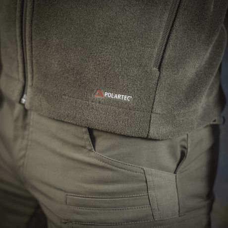 Nærbillede af M-Tac Nord Polartec Fleecejakke med Polartec® logo, der viser jakken i detaljeret grå mdl farve.