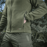 M-Tac Nord Polartec Fleecejakke i grøn, fremstillet af premium Polartec® 200 Series fleece, ideel til hverdag og sportsaktiviteter.