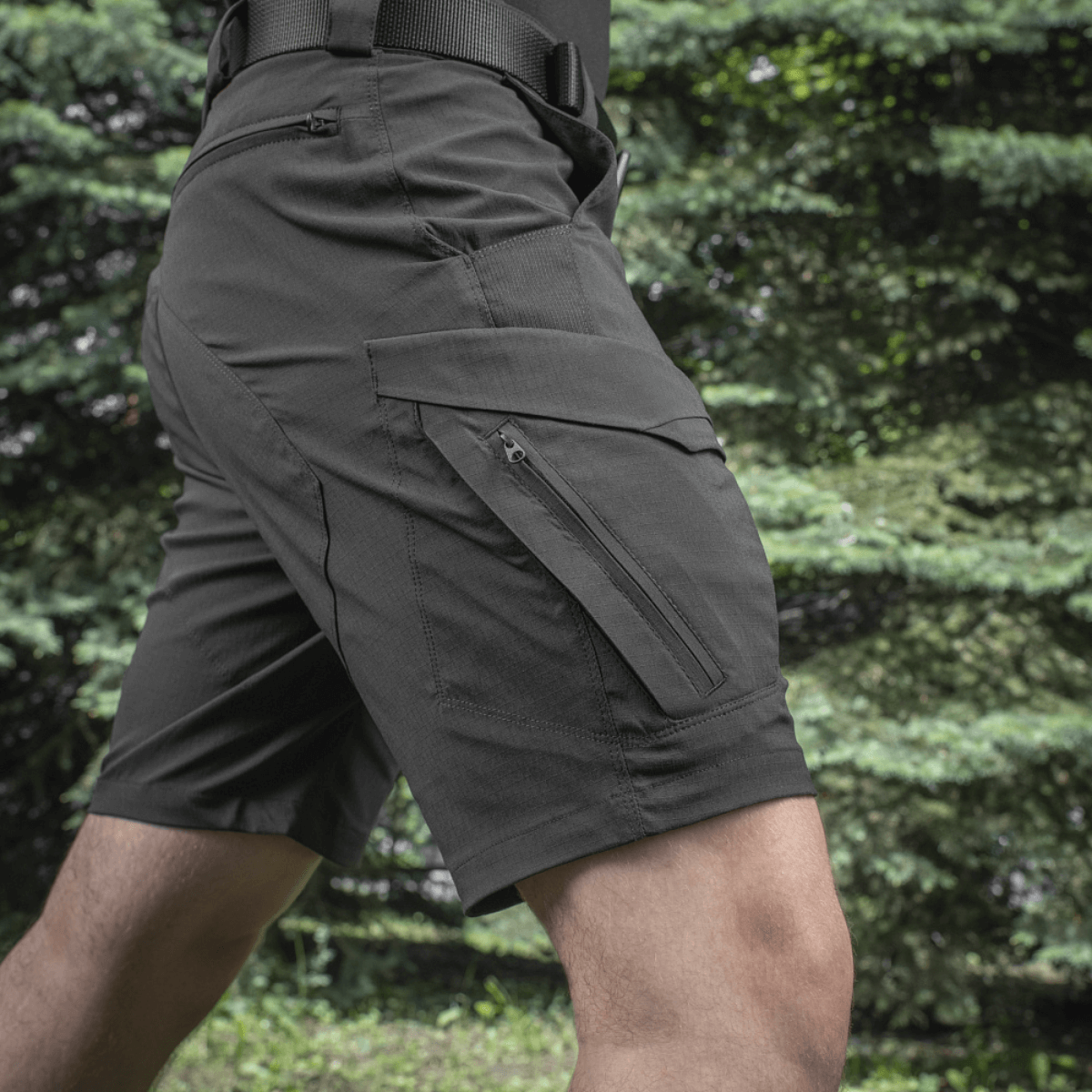 M-Tac Aggressor Summer Flex Shorts i Flex Rip-Stop stof til udendørs aktiviteter, vises med syv funktionelle lommer.