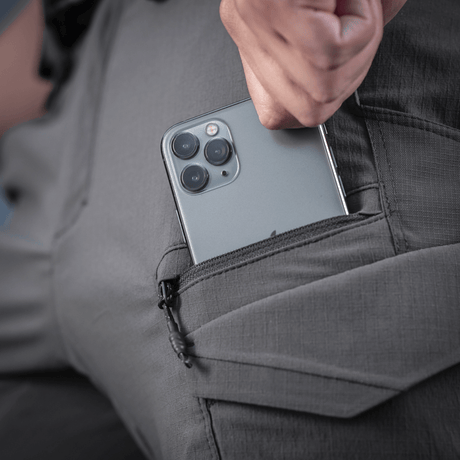 M-Tac Aggressor Summer Flex Shorts med fleksible lommer til mobilopbevaring, lette taktiske shorts i grå Rip-Stop stof til udendørs brug.