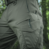 M-Tac Aggressor Summer Flex Shorts i brug, viser funktionelle lommer og Flex Rip-Stop stof, perfekt til udendørs aktiviteter.