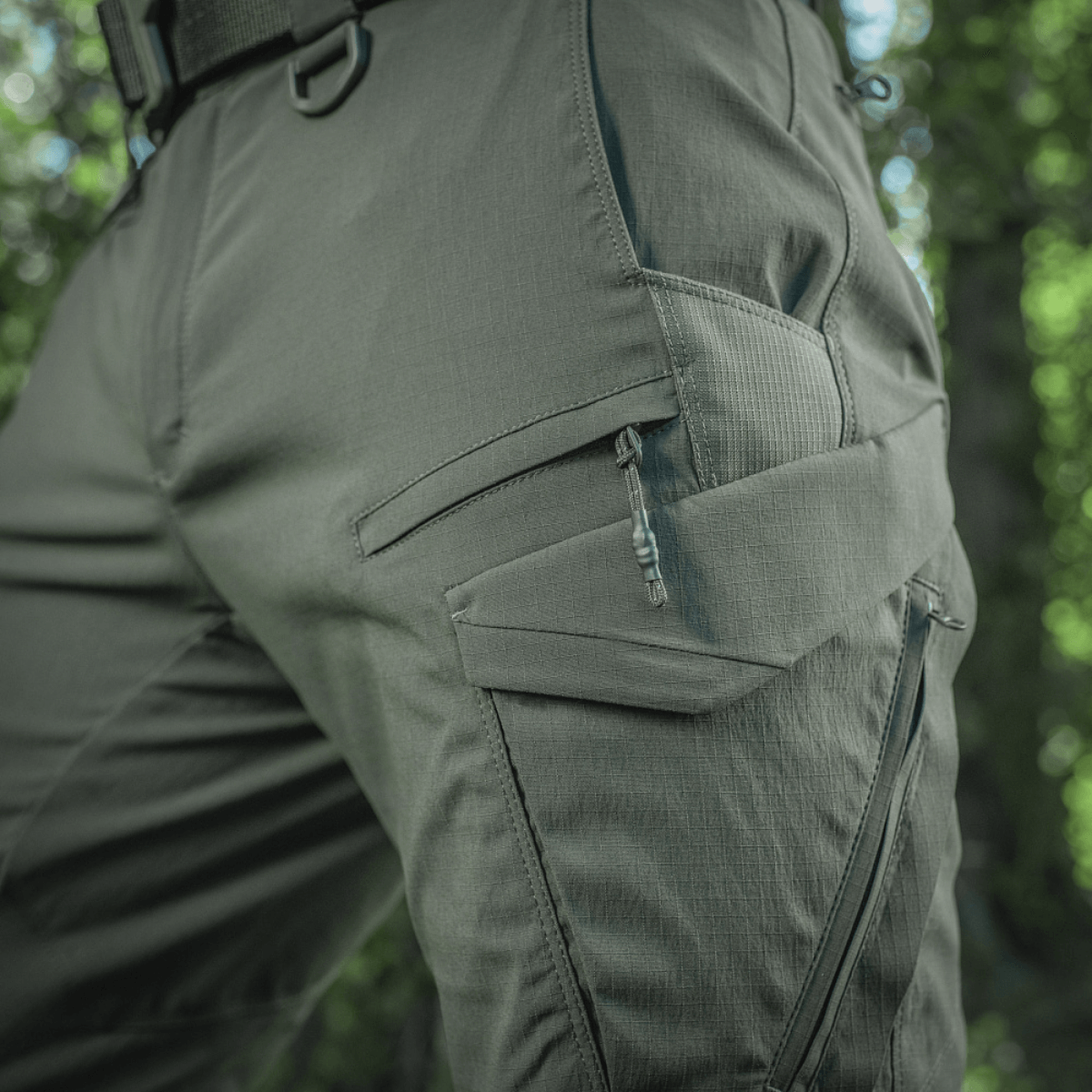 M-Tac Aggressor Summer Flex Shorts i brug, viser funktionelle lommer og Flex Rip-Stop stof, perfekt til udendørs aktiviteter.