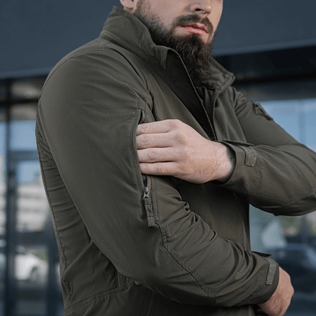 Mand iført M-Tac Flash Jakke med praktisk design, ideel til sport og hverdag, uden velcrofelter på ærmerne