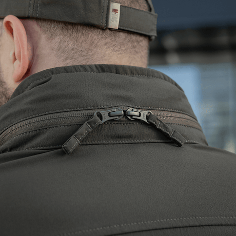 Nærbillede af nakkedetalje på M-Tac Flash Jakke med lynlås og unikt design.