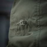 Detalje af M-Tac Flash Jakke med letvægts design og praktisk lukning, ideel til vandreture og aktiv hverdag.