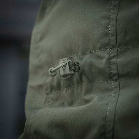Detalje af M-Tac Flash Jakke med letvægts design og praktisk lukning, ideel til vandreture og aktiv hverdag.