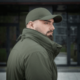 Mand iført M-Tac Flash Jakke, ideel til udendørs aktiviteter og daglig brug, i en neutral og praktisk grøn farve.