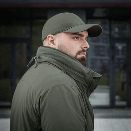 Mand iført M-Tac Flash Jakke, ideel til udendørs aktiviteter og daglig brug, i en neutral og praktisk grøn farve.