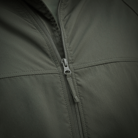 M-Tac Flash Jakke i mørkegrøn med lynlåslukning, velegnet til vandreture og sport. Let og kompakt design uden velcrofelter på ærmerne.