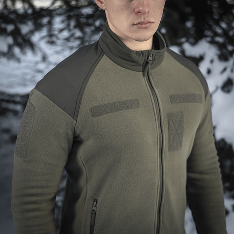 M-Tac Combat Fleece Jakke i innovativ Himates fleece og vindtæt stof, ideel til varme og åndbarhed i vintermiljøer.