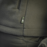 Nærbillede af M-Tac Combat Fleece Jakke med innovativ Himates fleece og vindtætte stykker, der kombinerer kvalitet og funktionalitet.