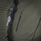Nærbillede af M-Tac Combat Fleece Jakke i olivengrøn med lynlåslomme, lavet af Himates fleece for varme og åndbarhed.