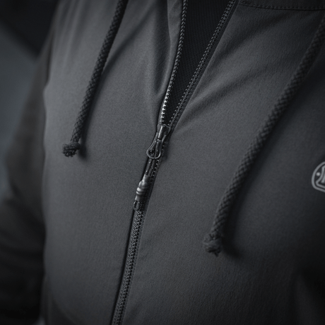 Detaljebillede af M-Tac Pilgrim Bomberjakke med lynlås, viser den stilfulde og holdbare jakke til hverdagsbrug og aktiv sport.