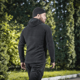 M-Tac Sprint Fleece Sweatshirt Polartec, stilren hættetrøje i fleece for komfort og varme, set bagfra i udendørs miljø