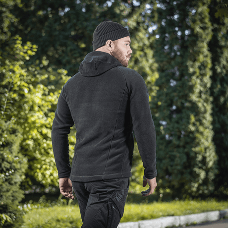 M-Tac Sprint Fleece Sweatshirt Polartec, stilren hættetrøje i fleece for komfort og varme, set bagfra i udendørs miljø