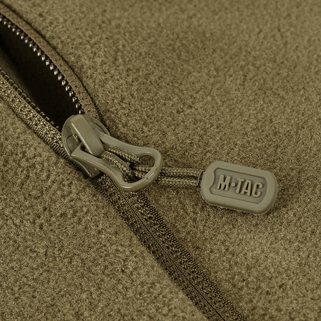 Nærbillede af M-Tac Sprint Fleece Sweatshirt Polartec med lynlås og M-Tac logo, fremstillet af holdbart Polartec 200 Series fleece.