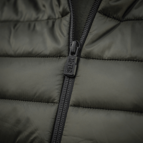 Nærbillede af YKK lynlåse på M-Tac Stalker Gen.III Jakke med nylon ydre og G-LOFT isolering. Komforttemperatur ned til -15°C.