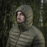 Mand iført M-Tac Stalker Gen.III Jakke med hætte i en skovklar baggrund