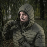 Mand iført M-Tac Stalker Gen.III Jakke i naturen, viser jakke med hætte og lynlås, ideel til kolde sæsoner.