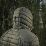 Jakke med hætte set bagfra i naturen, M-Tac Stalker Gen.III Jakke, varm og komfortabel med G-LOFT isolering, velegnet til koldt vejr.
