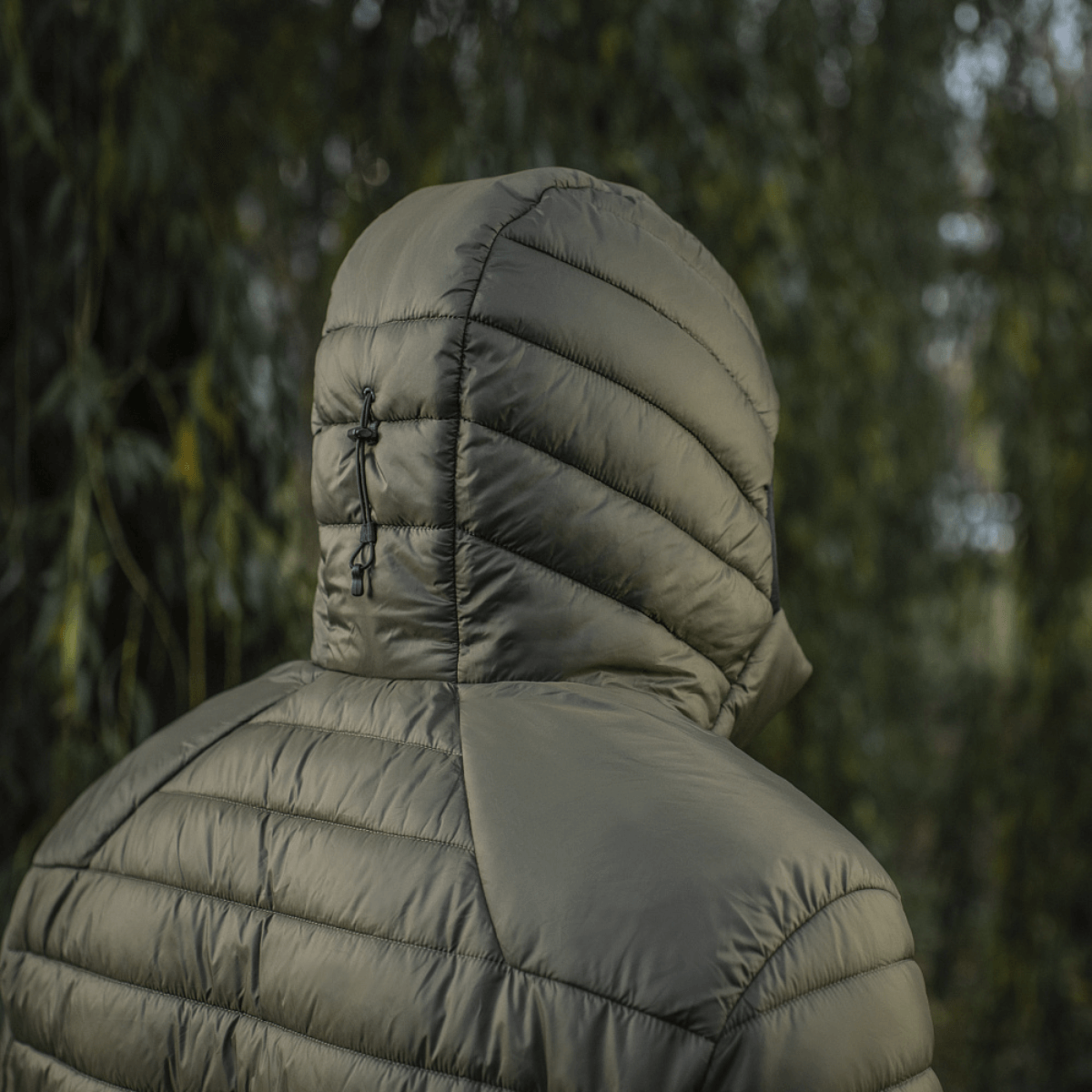 Jakke med hætte set bagfra i naturen, M-Tac Stalker Gen.III Jakke, varm og komfortabel med G-LOFT isolering, velegnet til koldt vejr.