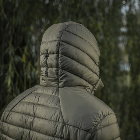 Jakke med hætte set bagfra i naturen, M-Tac Stalker Gen.III Jakke, varm og komfortabel med G-LOFT isolering, velegnet til koldt vejr.