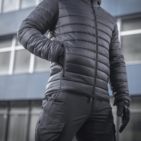 Person iført M-Tac Stalker Gen.III Jakke foran moderne bygning, viser jakkens isolering og stilfulde design.