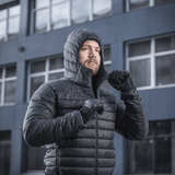 Mand iført M-Tac Stalker Gen.III Jakke foran moderne bygning