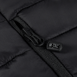 Detalje af M-Tac Stalker Gen.III Jakke med YKK lynlås og M-Tac logo, fokuserer på jakkeens aggressive og moderne design.